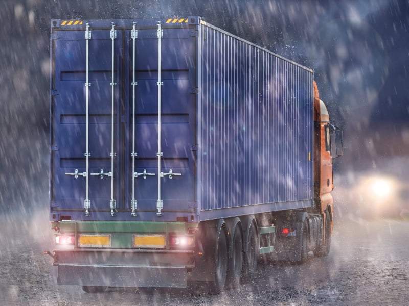 You are currently viewing Braving the Elements: Heavy-Towing in Every Weather Condition